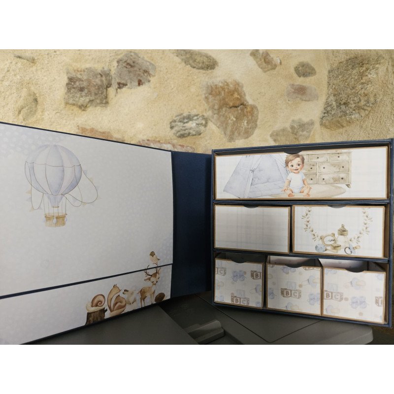 Coffret de naissance style album pour garder précieusement les souvenirs de la naissance de bébé