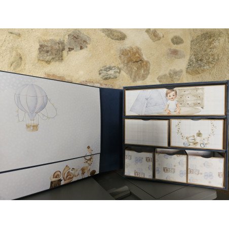 Coffret de naissance style album pour garder précieusement les souvenirs de la naissance de bébé