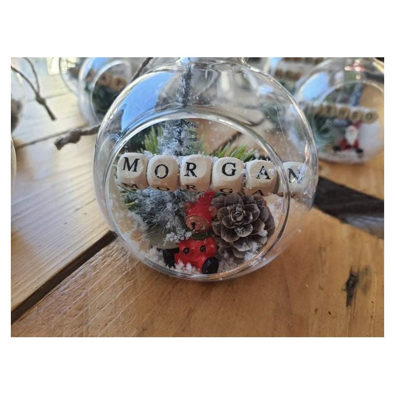 Boule de Noël en verre avec ourson et prénom – Décoration personnalisée artisanale