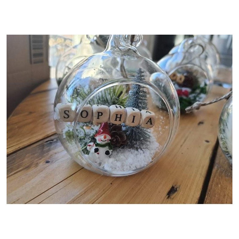 Boule de Noël en verre avec ourson et prénom – Décoration personnalisée artisanale