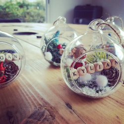 Boule de Noël en verre avec ourson et prénom – Décoration personnalisée artisanale